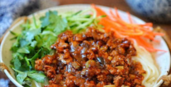 炸酱面，无论是作为主食还是小吃，都是不错的选择