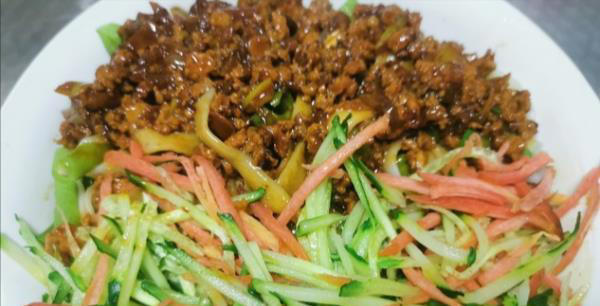 炸酱面，无论是作为主食还是小吃，都是不错的选择