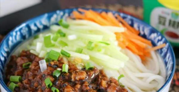 炸酱面，无论是作为主食还是小吃，都是不错的选择