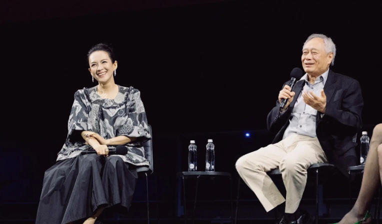 章子怡优雅亮相《卧虎藏龙》主创对谈 与李安拥抱满溢温情