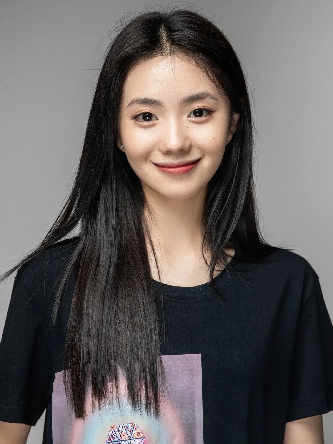 刘浩存甜美搞怪证件照曝光