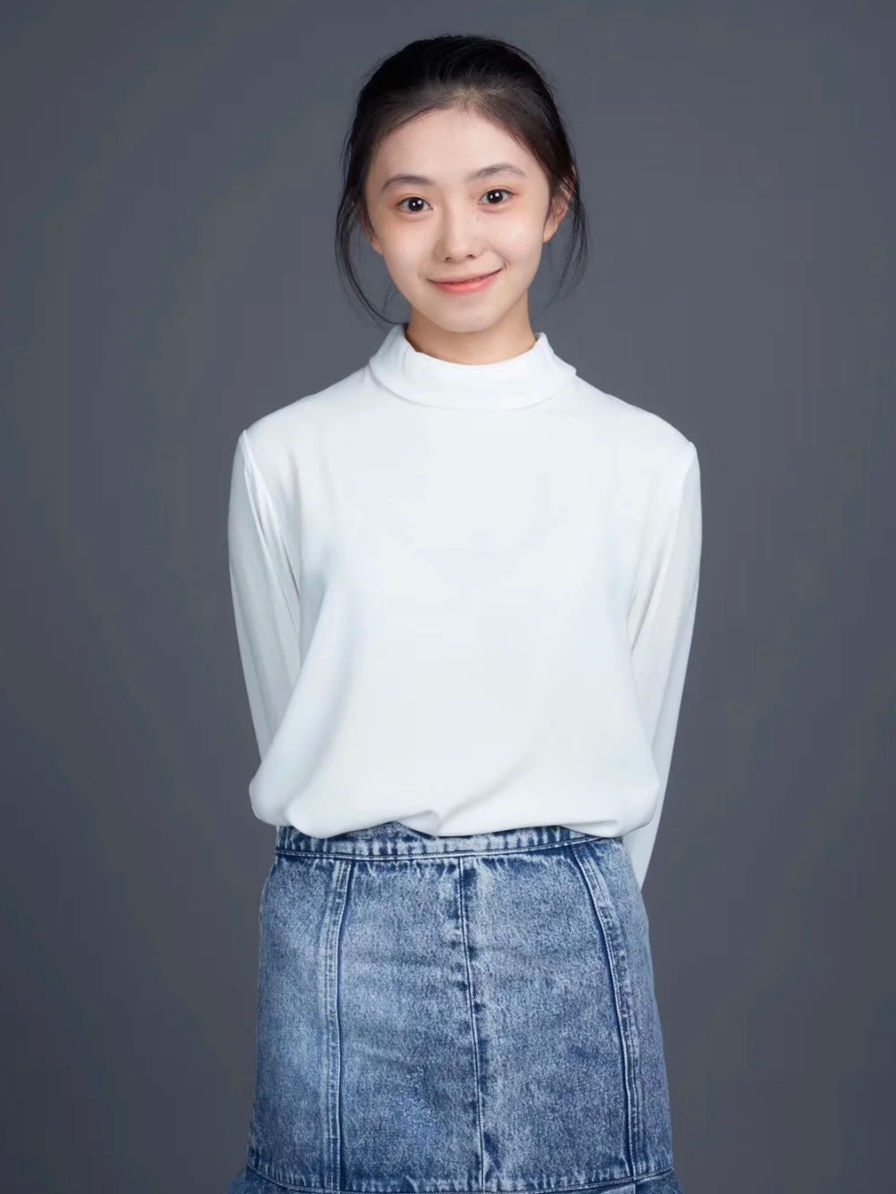 刘浩存甜美搞怪证件照曝光