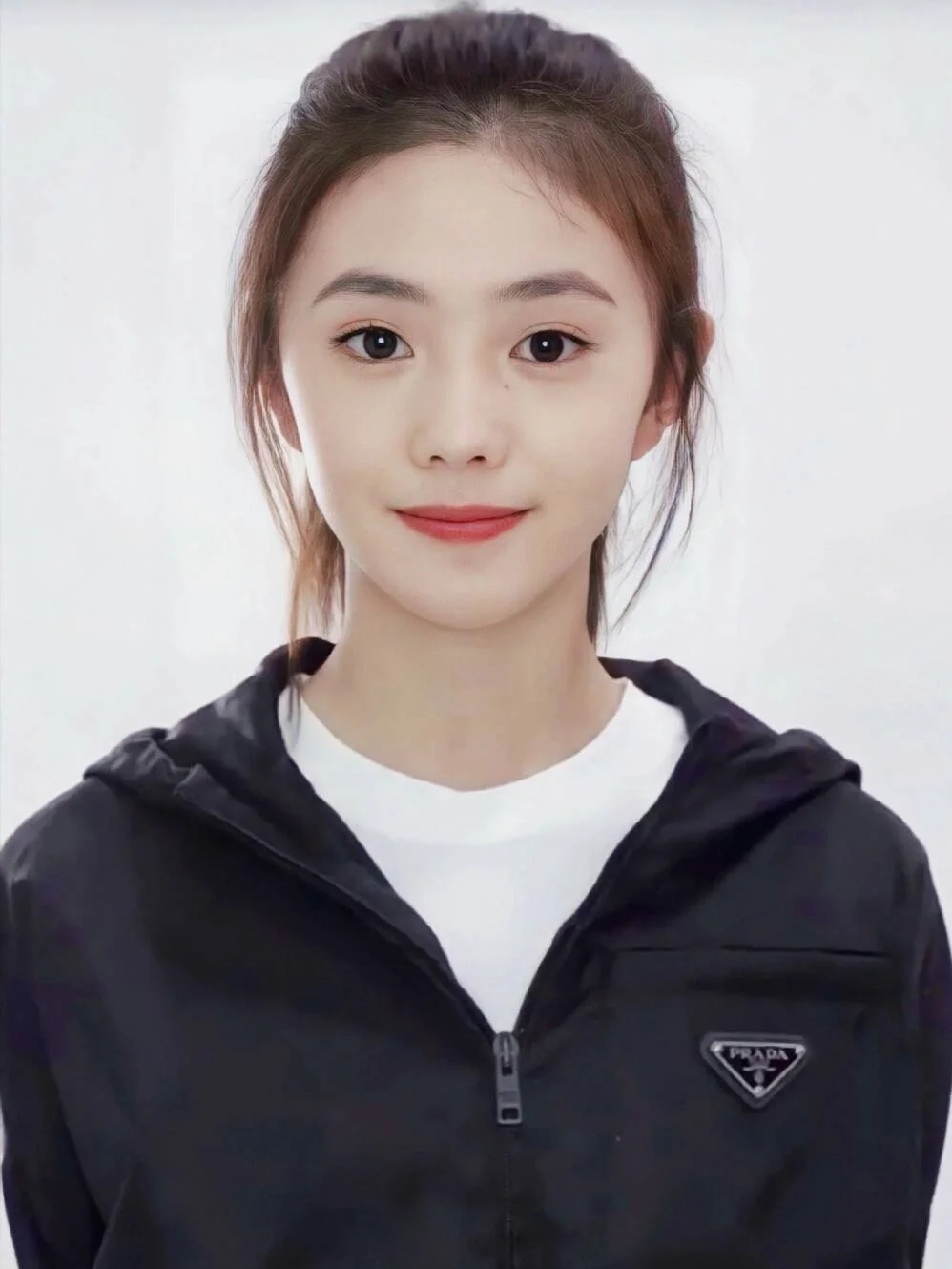 刘浩存甜美搞怪证件照曝光