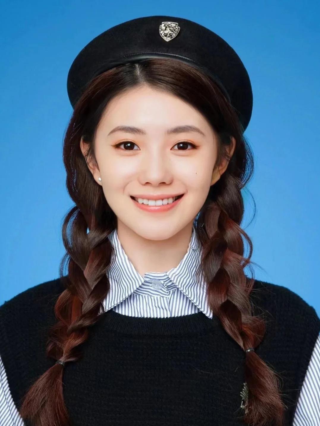 刘浩存甜美搞怪证件照曝光