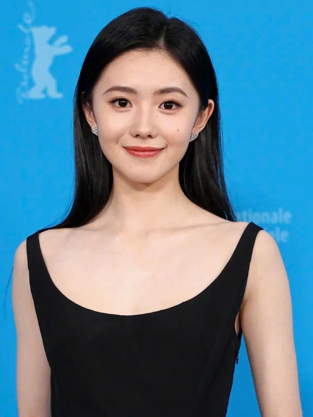 刘浩存甜美搞怪证件照曝光