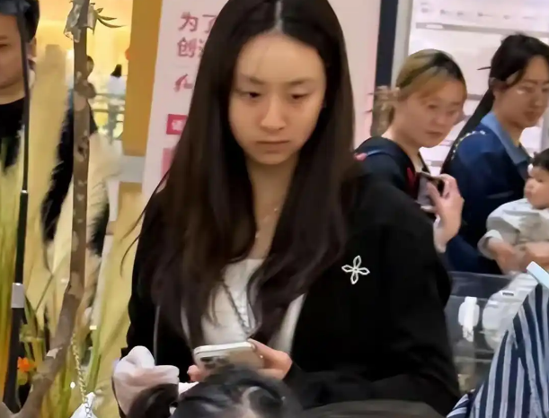 森碟素颜逛街被偶遇，身材高挑气质出众，下巴矫正后颜值大逆袭