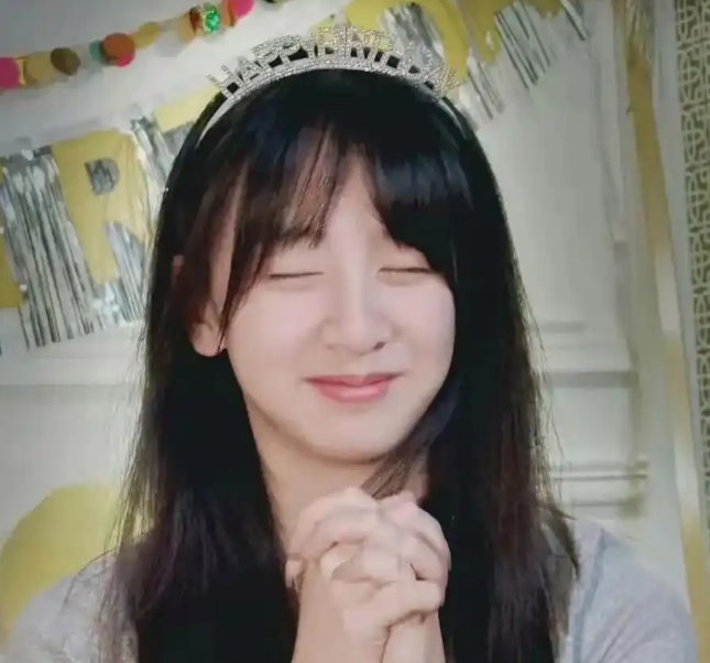 森碟素颜逛街被偶遇，身材高挑气质出众，下巴矫正后颜值大逆袭