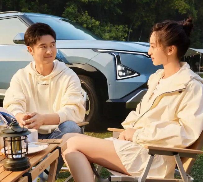 森碟素颜逛街被偶遇，身材高挑气质出众，下巴矫正后颜值大逆袭