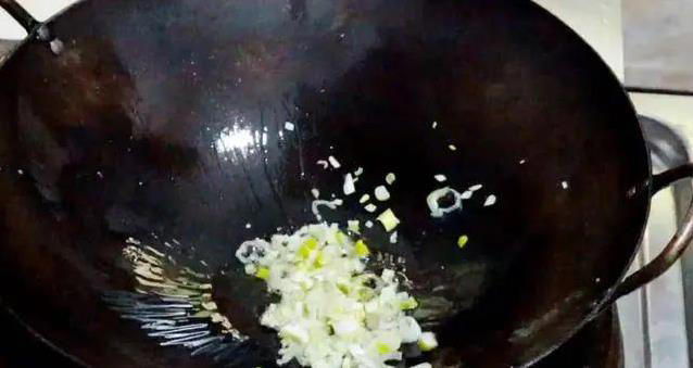 西红柿炒鸡蛋第一步就错，味道差远了，饭店大厨教你绝招