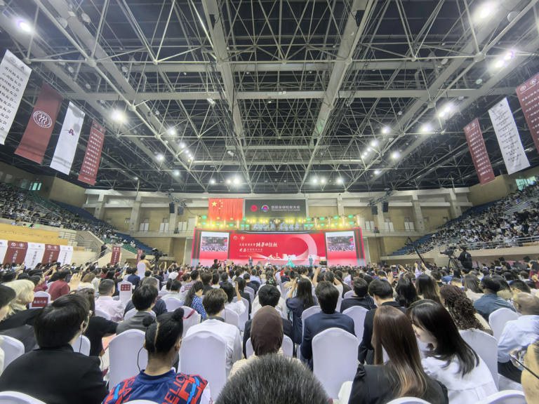 人大举行首届全球校友大会，陈锡添、陈若琳等分享在校成长故事