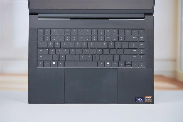 超轻薄RTX 5090游戏本体验《毁灭战士：黑暗时代》：DLSS 4轻松驾驭4K