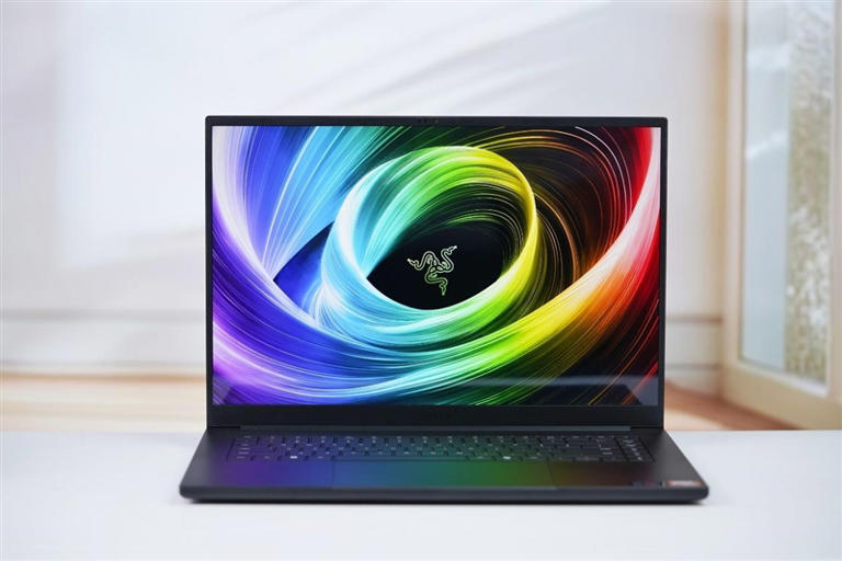 超轻薄RTX 5090游戏本体验《毁灭战士：黑暗时代》：DLSS 4轻松驾驭4K