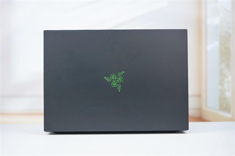 超轻薄RTX 5090游戏本体验《毁灭战士：黑暗时代》：DLSS 4轻松驾驭4K