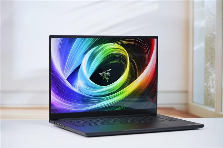 超轻薄RTX 5090游戏本体验《毁灭战士：黑暗时代》：DLSS 4轻松驾驭4K