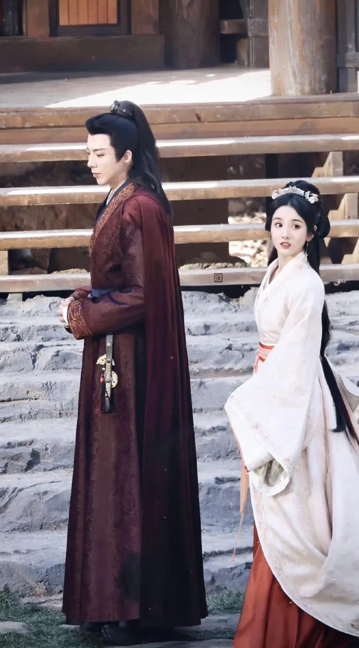 魏劭扶着腰跌跌撞撞冲出房门时，观众全笑趴了。战场上威风八面的大将军，居然被自家媳妇灌醉后折腾到腿软！ 《折腰》最新曝光的醉酒戏花絮，让#宿敌夫妻变欢喜冤家#话题火速冲上热搜。 190cm的刘宇宁被165cm的宋祖儿按在床榻时，满屏弹幕都在尖