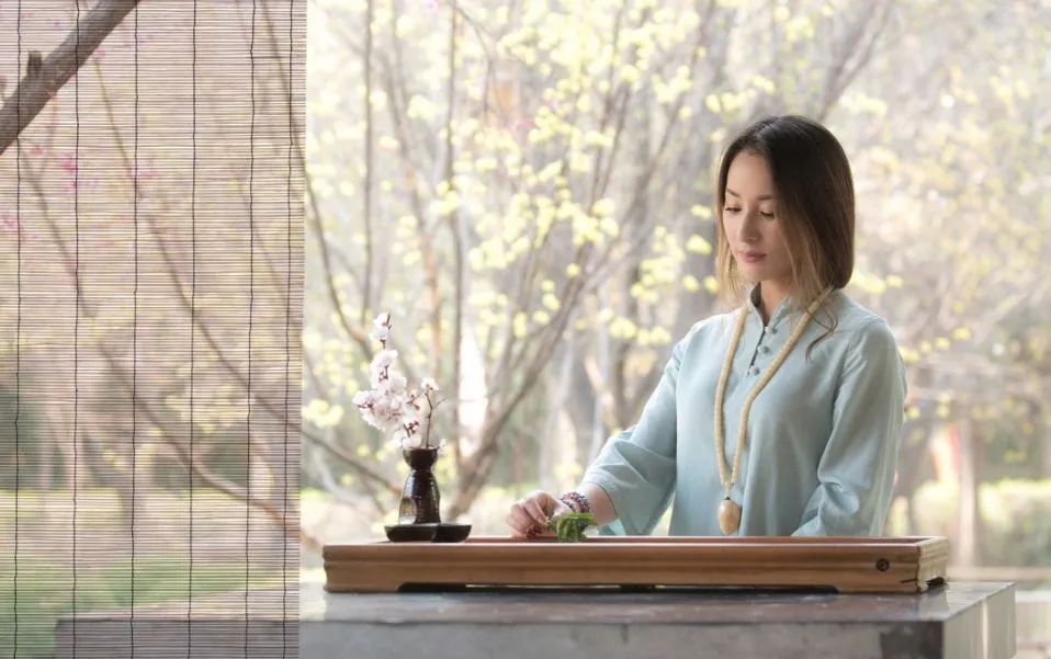 常言道：“一念天堂，一念地狱。” 一念起，万水千山；一念灭，沧海桑田。 心念决定命运，人的祸福其实都在一念之间。 转变自己的心念，就是转运，是在改变自己的一生。  01 转念，改变相貌  中国有句老话说得好：“相由心生。”意思是说，一个