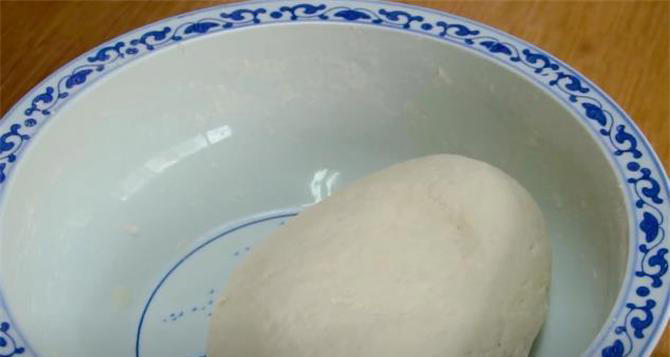 平底锅做家常烙饼，加一把玉米面，柔软层次多，凉了也不会发硬