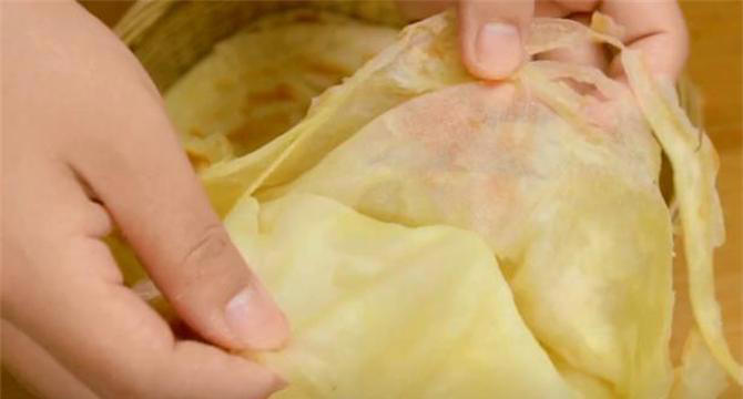 平底锅做家常烙饼，加一把玉米面，柔软层次多，凉了也不会发硬