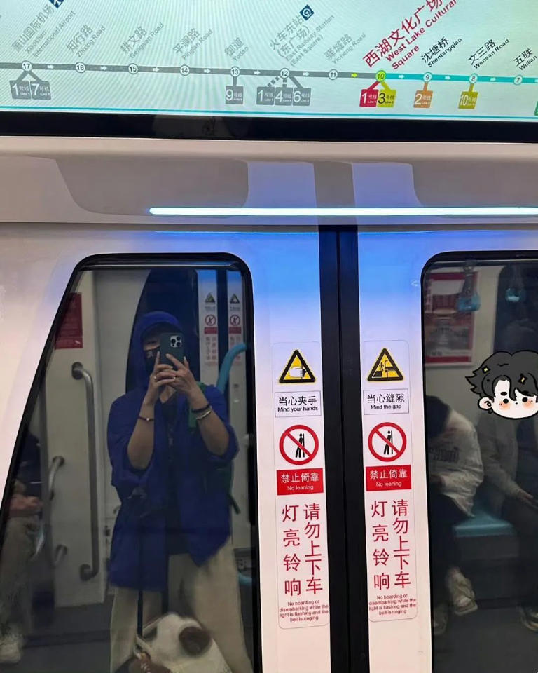 45岁汤唯回杭州老家被偶遇，坐公交挤地铁低调接地气，素颜也难以掩盖美貌