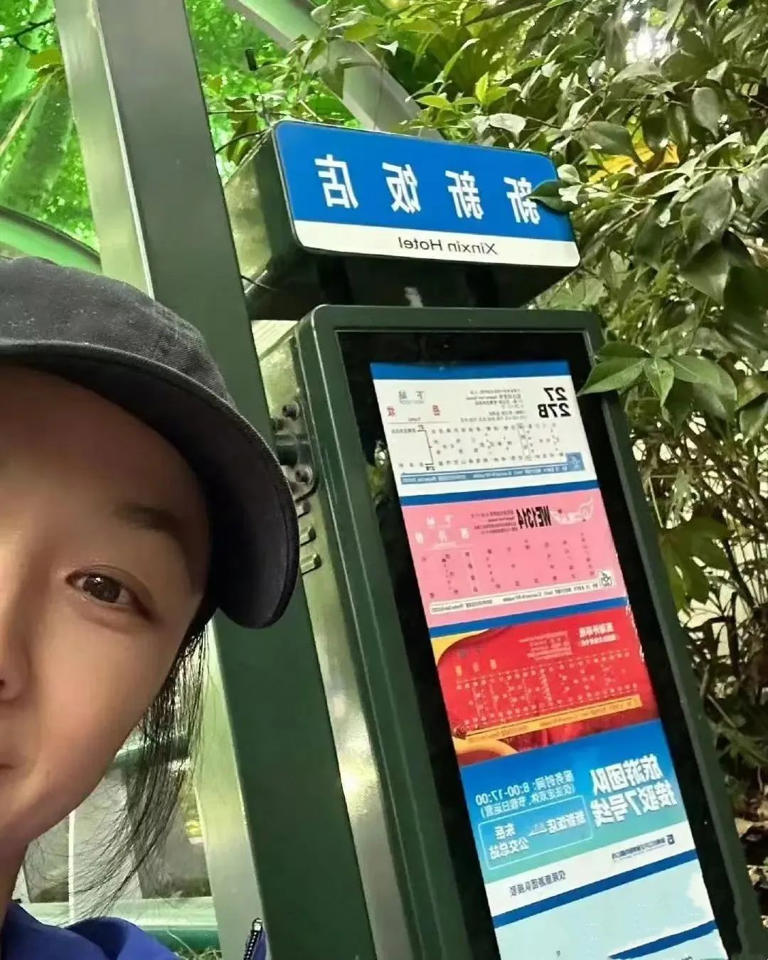 45岁汤唯回杭州老家被偶遇，坐公交挤地铁低调接地气，素颜也难以掩盖美貌