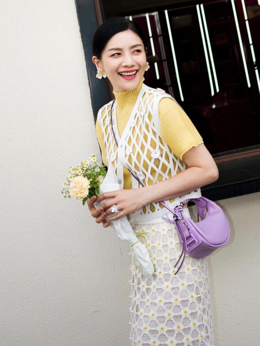 胡可真懂穿搭技巧，镂空设计+短袖+半身裙太高级，美出新高度