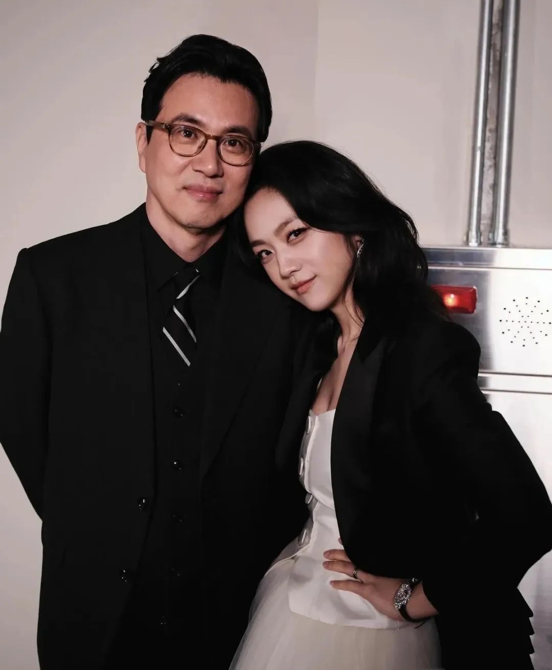 45岁汤唯回杭州老家被偶遇，坐公交挤地铁低调接地气，素颜也难以掩盖美貌