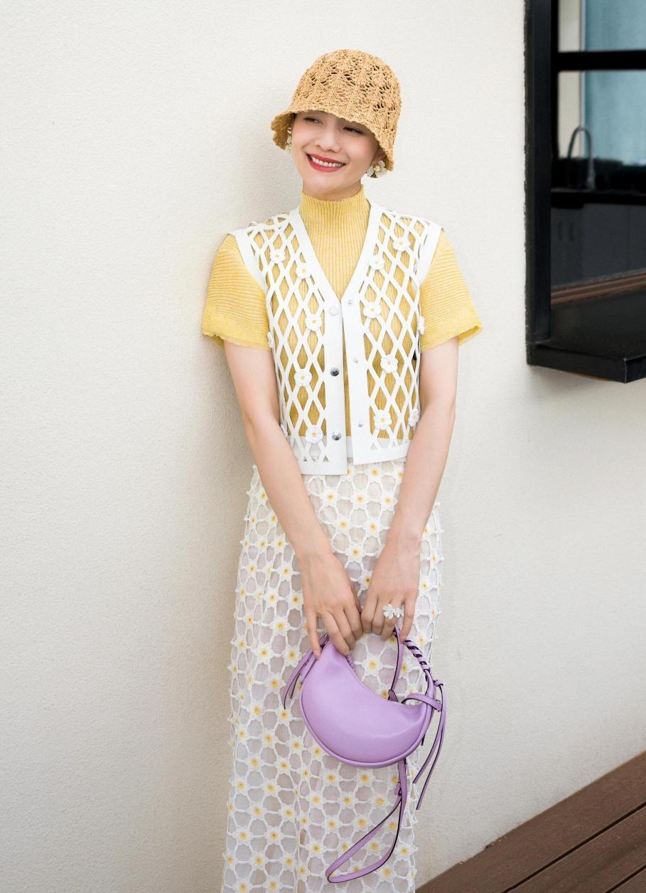 胡可真懂穿搭技巧，镂空设计+短袖+半身裙太高级，美出新高度