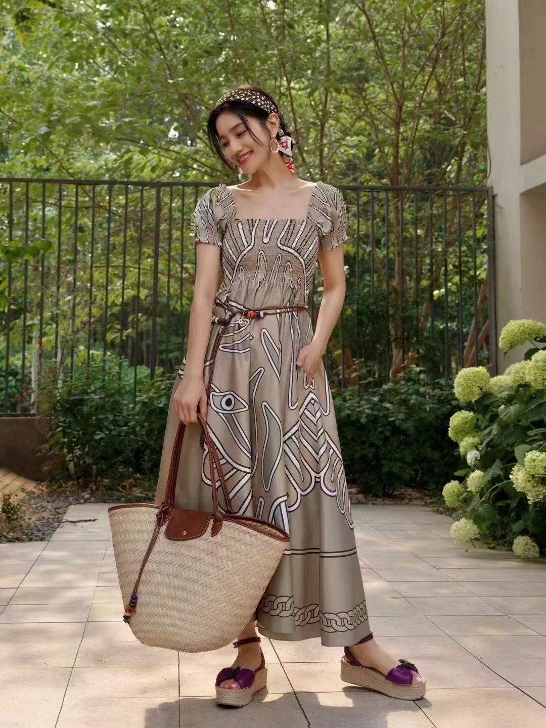 胡可真懂穿搭技巧，镂空设计+短袖+半身裙太高级，美出新高度