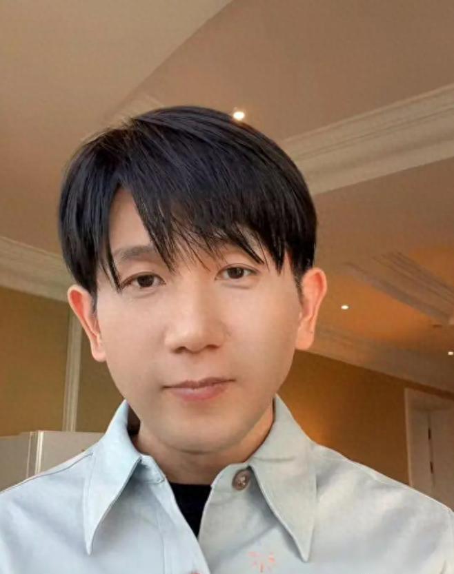 前脚赵丽颖刚被曝光恋情，后脚冯绍峰就有新动作，陈晓彻底输了