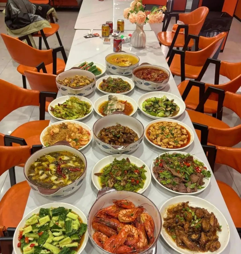 女子穿瑜伽裤上门做饭月入2万元，称：不是为流量，健身服是日常穿搭