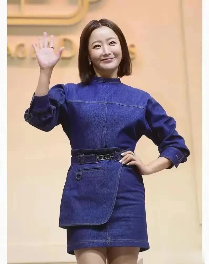 牛仔短裙搭空气短发，金喜善美出新高度恍如重生