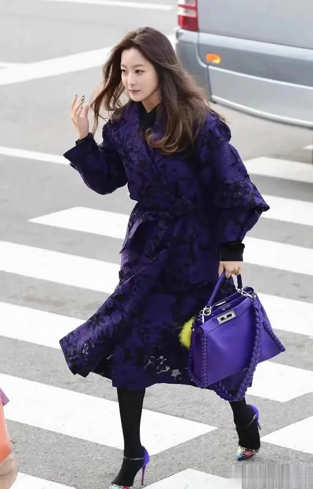 牛仔短裙搭空气短发，金喜善美出新高度恍如重生