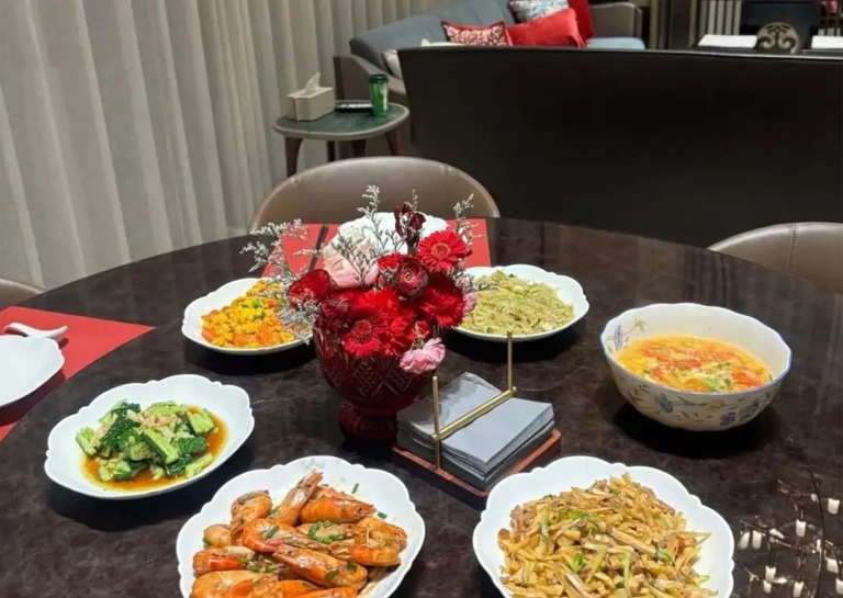 女子穿瑜伽裤上门做饭月入2万元，称：不是为流量，健身服是日常穿搭