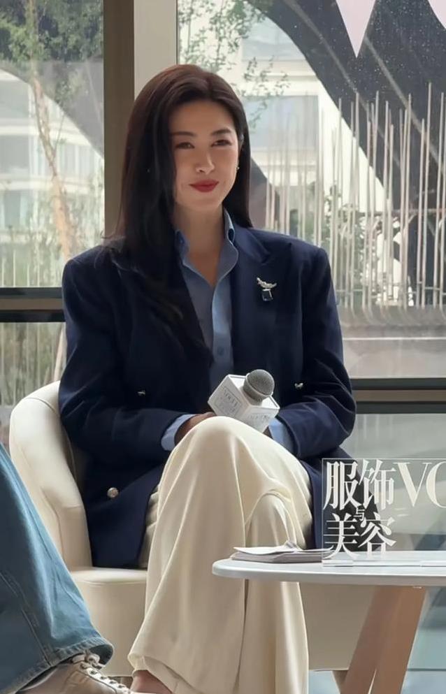 朱珠带娃机场忙不停，4岁珠宝蹦跳不怕镜头，她淡定应对太从容