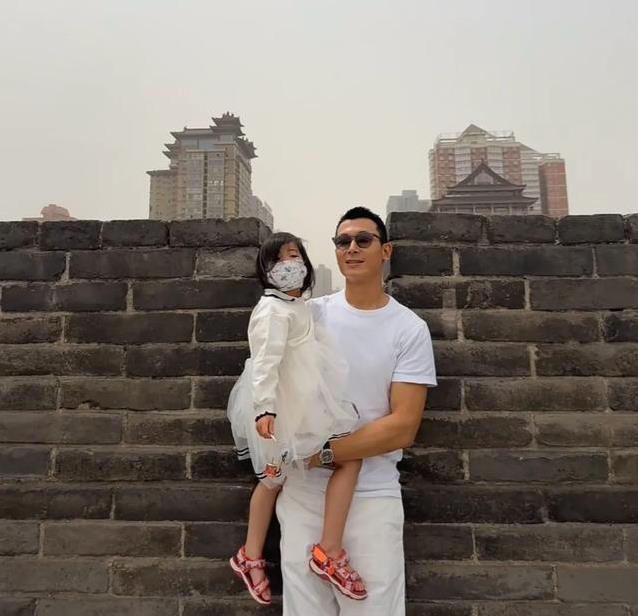 朱珠带娃机场忙不停，4岁珠宝蹦跳不怕镜头，她淡定应对太从容