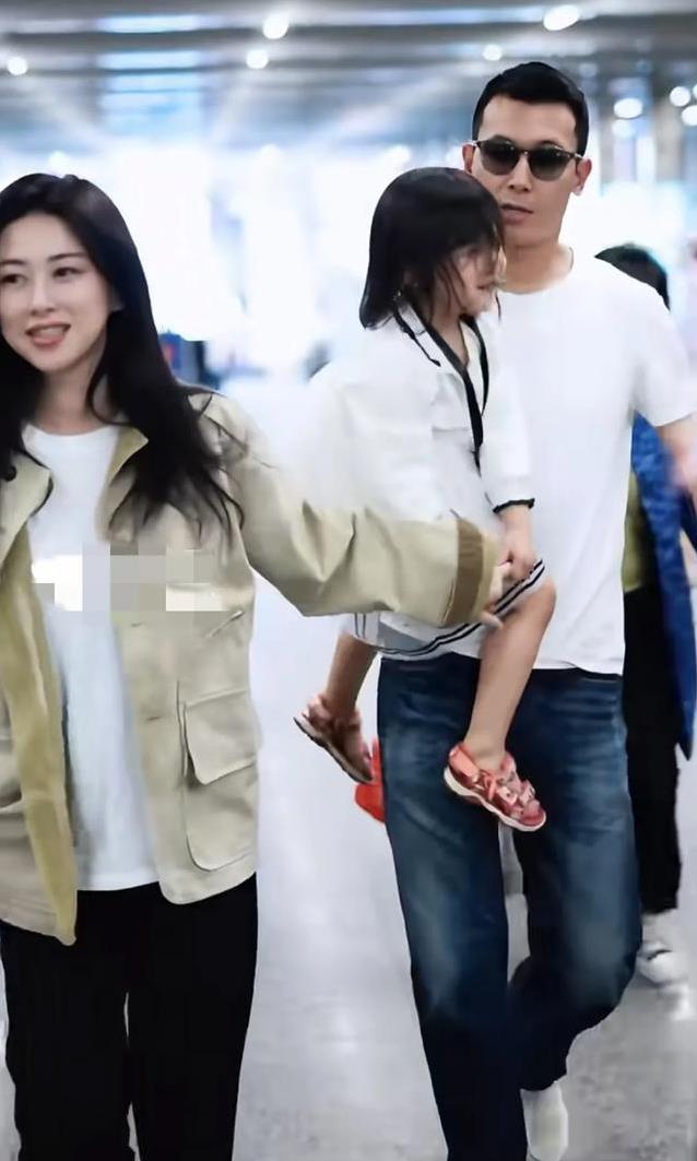 朱珠带娃机场忙不停，4岁珠宝蹦跳不怕镜头，她淡定应对太从容