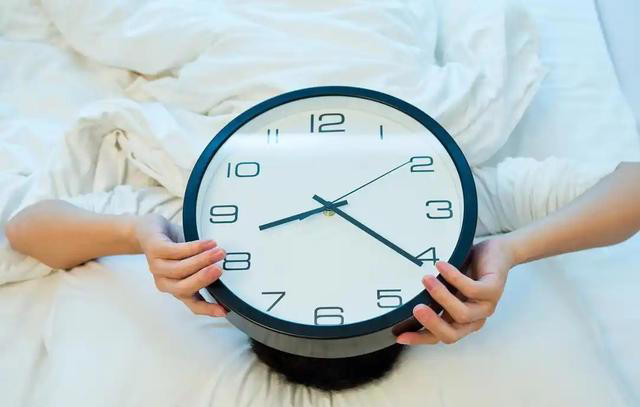 不少人被8小时睡眠论忽悠了！45岁以后，最佳的睡眠时长是多少？