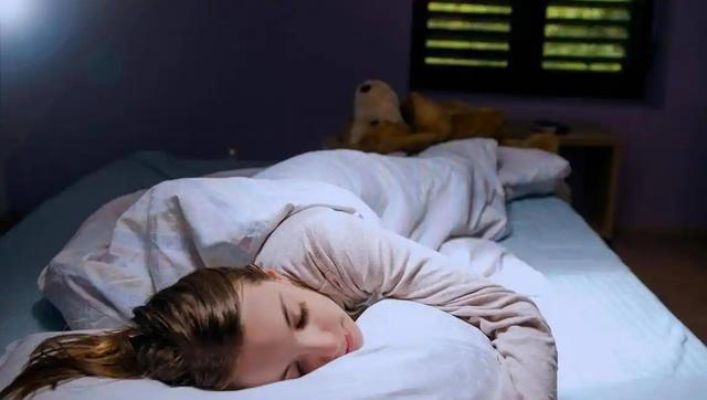 不少人被8小时睡眠论忽悠了！45岁以后，最佳的睡眠时长是多少？