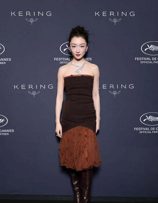 周冬雨出席戛纳晚宴，造型大翻车，小鸡嘴好奇怪，看起来又老又小