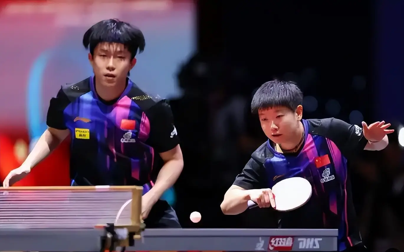 世乒赛发生意外，王楚钦球拍胶皮被破坏，4人嫌疑大，球迷指向1人
