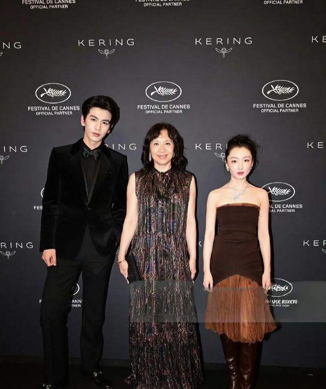 周冬雨出席戛纳晚宴，造型大翻车，小鸡嘴好奇怪，看起来又老又小