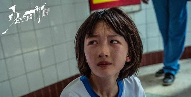 周冬雨出席戛纳晚宴，造型大翻车，小鸡嘴好奇怪，看起来又老又小