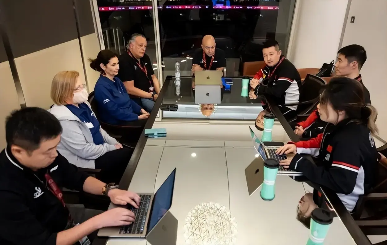 世乒赛发生意外，王楚钦球拍胶皮被破坏，4人嫌疑大，球迷指向1人