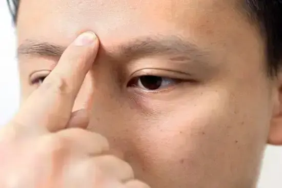 当把手指靠近眉心时，会产生一种奇怪的感觉，这是为什么呢？
