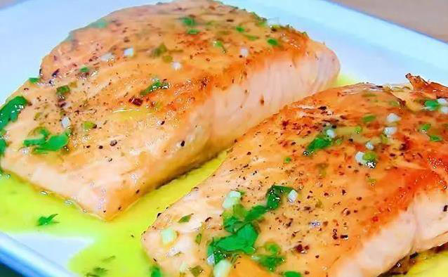 三文鱼别只吃生的，煎出金黄香脆，30分钟端上桌全家抢着吃