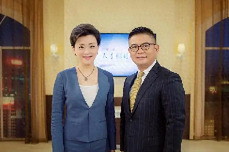 上午，庄华还在和生意上的伙伴谈笑风生，凭借他的能力直接就拿下了一个价值千万的大单。  在拿下这个大单子之后，他也再一次向所有人证明了他宝刀不老的实力。 就在公司其他人都在为他庆祝的时候，没想到下午有关于他离世的消息就传了出来，这换谁会相信