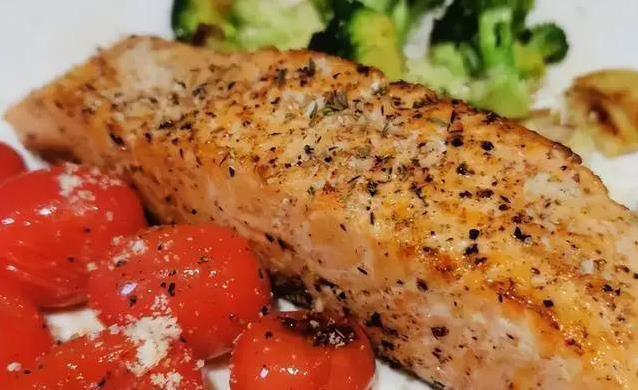 三文鱼别只吃生的，煎出金黄香脆，30分钟端上桌全家抢着吃