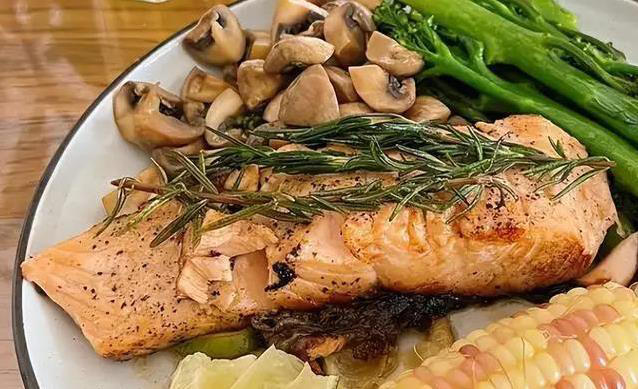 三文鱼别只吃生的，煎出金黄香脆，30分钟端上桌全家抢着吃