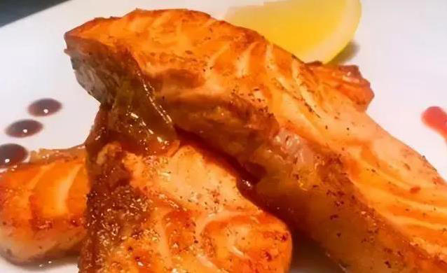 三文鱼别只吃生的，煎出金黄香脆，30分钟端上桌全家抢着吃