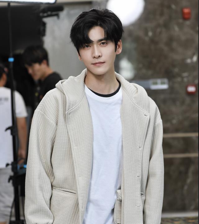 短剧男女主的花期也太短了吧，人还没有火起来，颜值已经先垮了